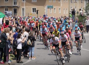 Il passaggio del Giro d'Italia all'Arco d'Augusto