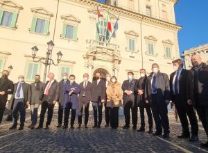 I Presidenti di Regione davanti al Quirinale per l'incontro con il Presidente Mattarella