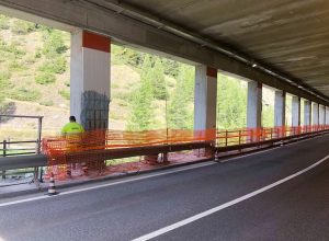 I lavori di manutenzione all’interno della galleria paravalanghe “Pontaillod” a La Thuile