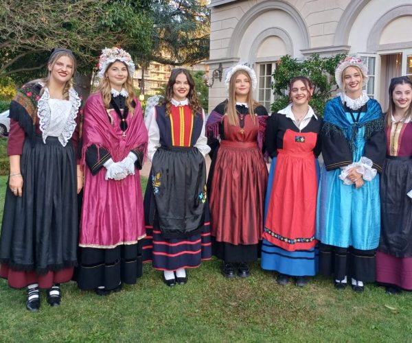 I sette costumi tradizionali della Valle del Lys e le modelle valdostane