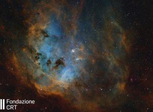 La nebulosa a emissione IC 410 avvolge l’ammasso aperto NGC 1893: il complesso si trova a oltre 12.000 anni luce di distanza, nella costellazione dell’Auriga. La splendida immagine è stata scattata dal vallone di Saint-Barthélemy, frazione di Porliod. Credit: cortesia Riccardo Civati (https://app.astrobin.com/u/AstroReghe#gallery) per la Fondazione C. Fillietroz-ONLUS