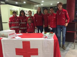 I volontari della Croce Rossa allo Splendor, durante la raccolta fondi per Rebecca
