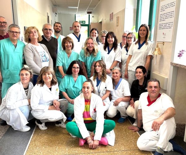 L'équipe del Day Hospital Oncologico del Parini con la "Campana del Sollievo"