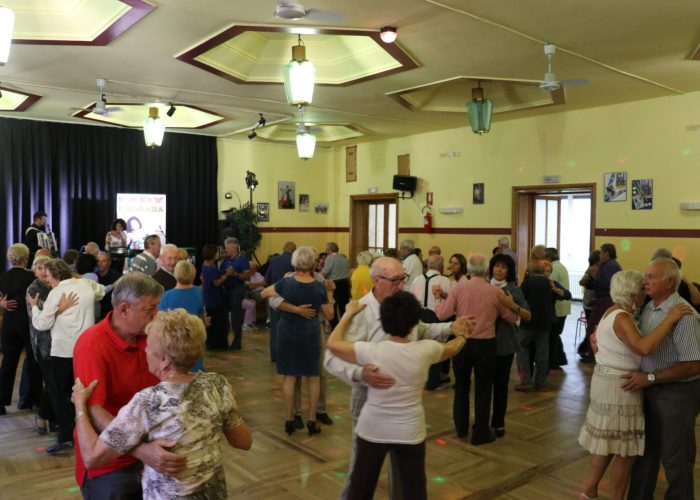 anziani che ballano al Cral Cogne