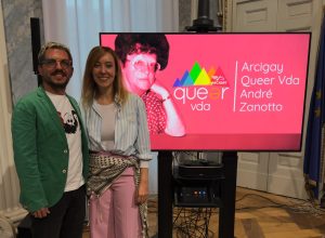L'intitolazione di Arcigay ad André Zanotto. Da sx: Giulio Gasperini ed Elisa Zanotto