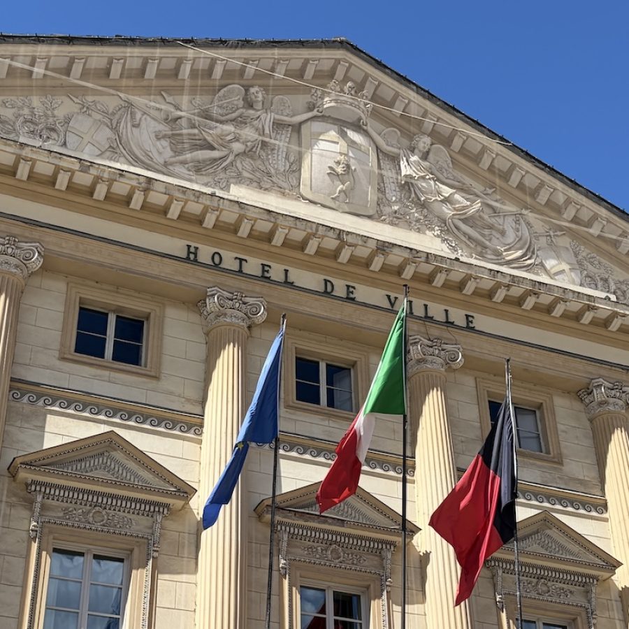 Piazza Chanoux ed il municipio di Aosta
