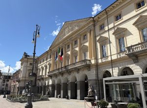 Piazza Chanoux ed il municipio di Aosta