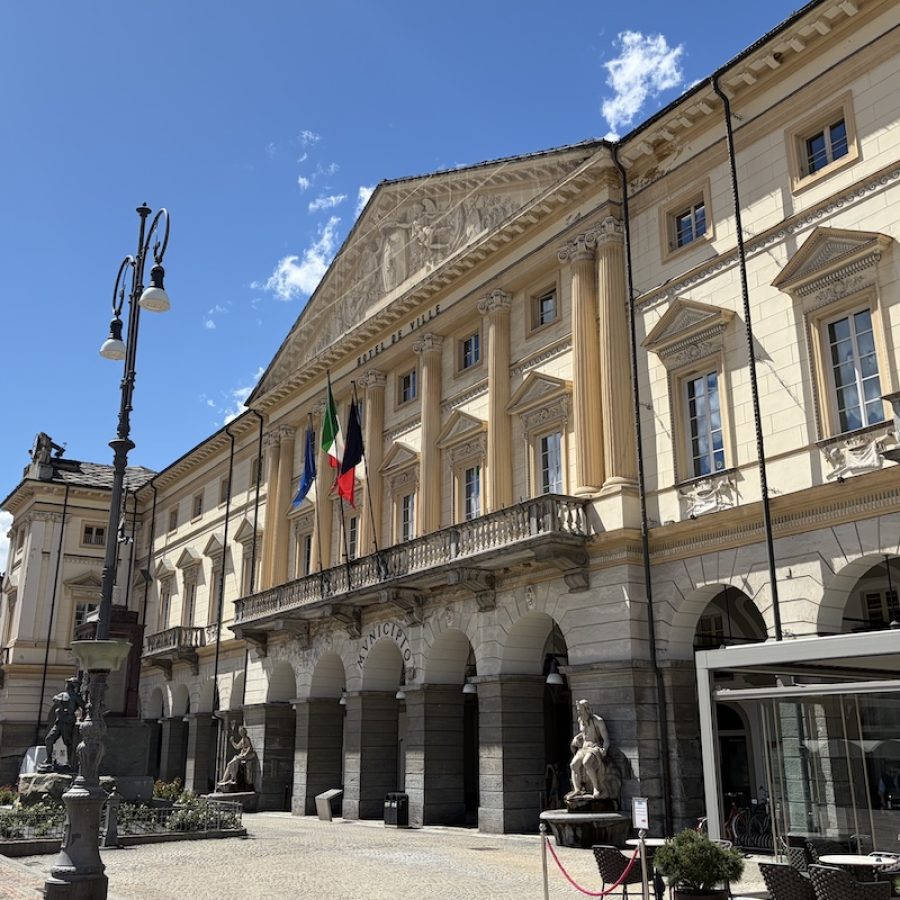 Piazza Chanoux ed il municipio di Aosta
