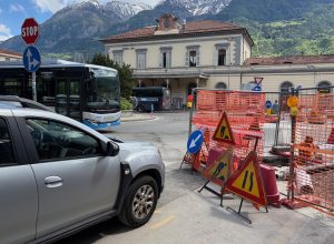 Un taxi davanti al cantiere di piazza Manzetti