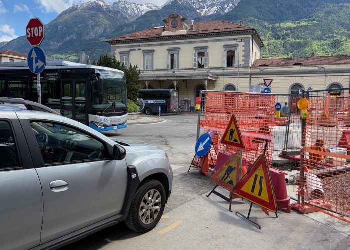 Un taxi davanti al cantiere di piazza Manzetti