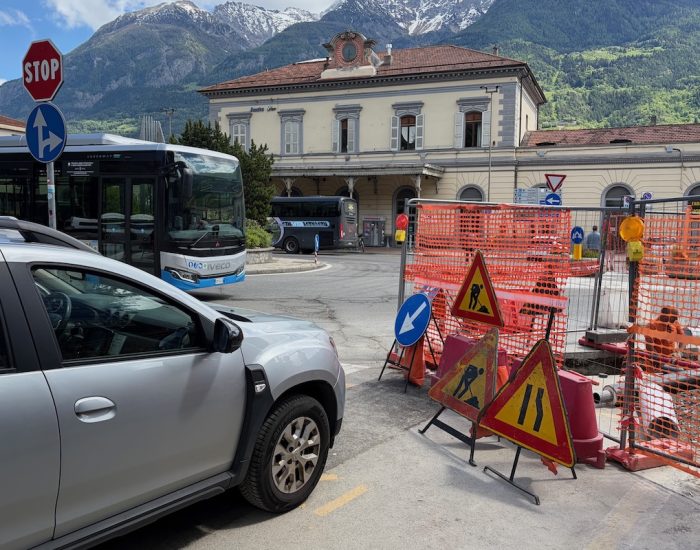 Un taxi davanti al cantiere di piazza Manzetti