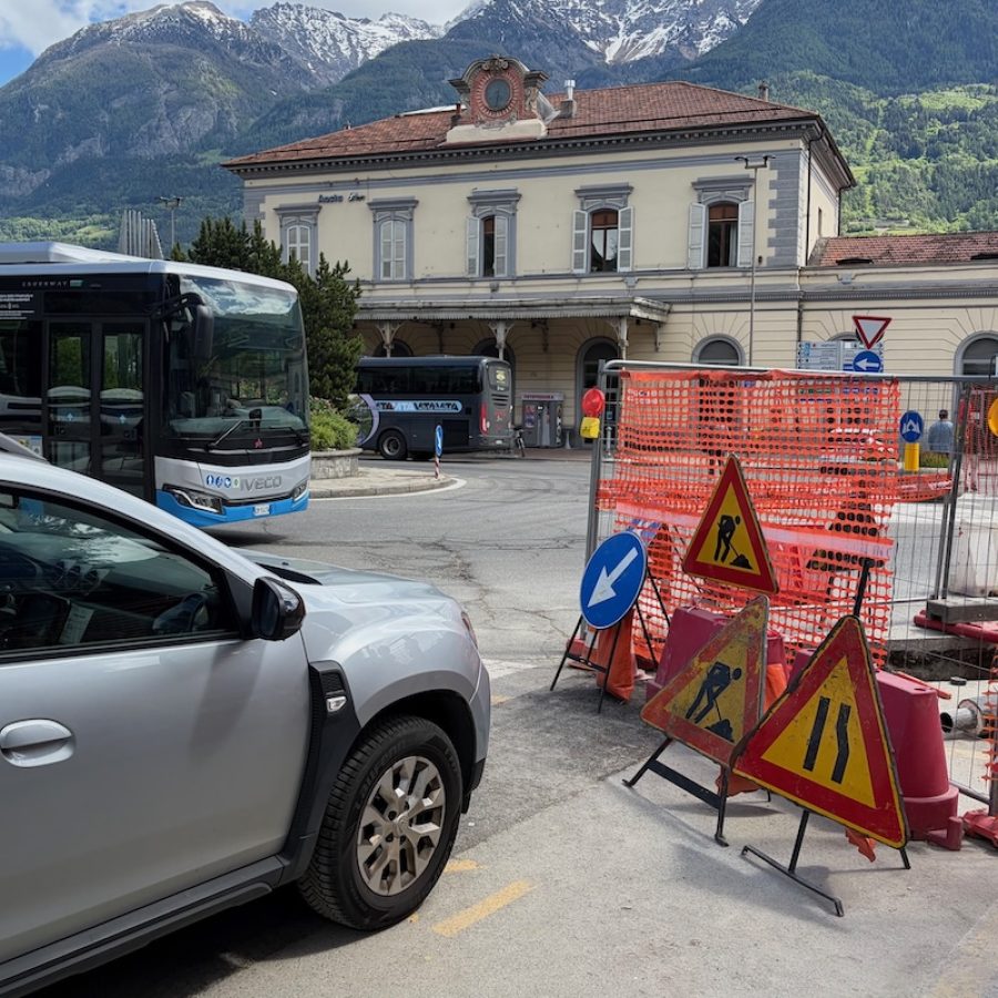 Un taxi davanti al cantiere di piazza Manzetti