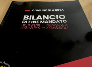 Una copia del bilancio di fine mandato 2015-2020 del Comune di Aosta