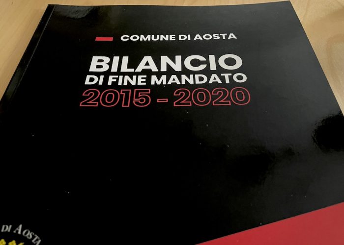 Una copia del bilancio di fine mandato 2015-2020 del Comune di Aosta