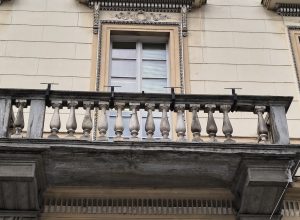 L'elemento del balconcino di piazza Chanoux crollato