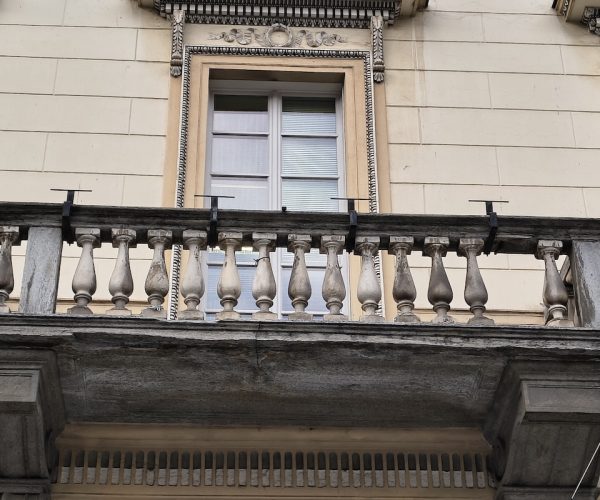 L'elemento del balconcino di piazza Chanoux crollato
