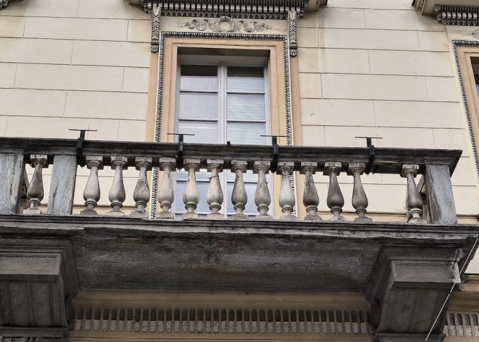 L'elemento del balconcino di piazza Chanoux crollato