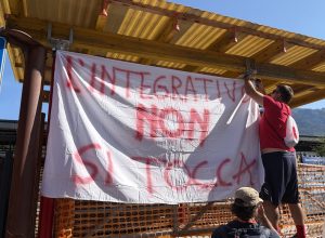 Lo sciopero dei dipendenti della Cogne acciai speciali contro protestare contro la disdetta unilaterale del contratto integrativo