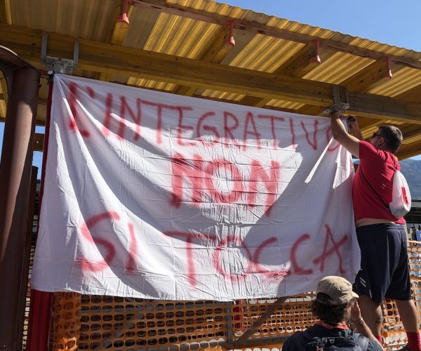 Lo sciopero dei dipendenti della Cogne acciai speciali contro protestare contro la disdetta unilaterale del contratto integrativo