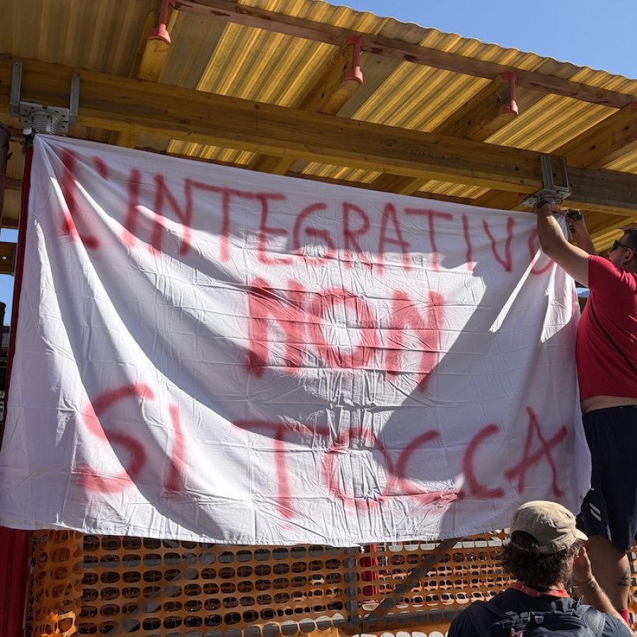 Lo sciopero dei dipendenti della Cogne acciai speciali contro protestare contro la disdetta unilaterale del contratto integrativo