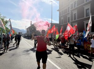 Lo sciopero dei dipendenti della Cogne acciai speciali contro protestare contro la disdetta unilaterale del contratto integrativo - sindacati