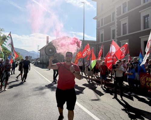 Lo sciopero dei dipendenti della Cogne acciai speciali contro protestare contro la disdetta unilaterale del contratto integrativo - sindacati