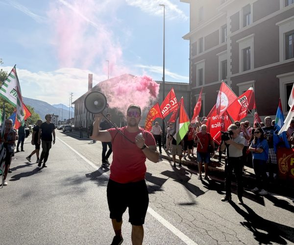 Lo sciopero dei dipendenti della Cogne acciai speciali contro protestare contro la disdetta unilaterale del contratto integrativo - sindacati