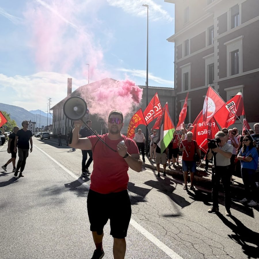 Lo sciopero dei dipendenti della Cogne acciai speciali contro protestare contro la disdetta unilaterale del contratto integrativo - sindacati