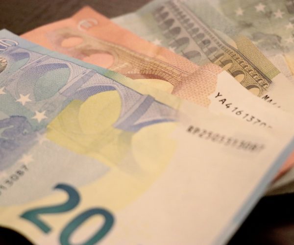 Soldi - banconote - finanza - economia