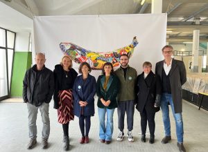 Da sinistra Luciano Seghesio, Miriam Colognesi, Silvia Musumarra, Simonetta Pedicillo, Samuele Tedesco, Alina Sapinet e Lorenzo Germak con alle spalle l’opera di Stefano Fiorina