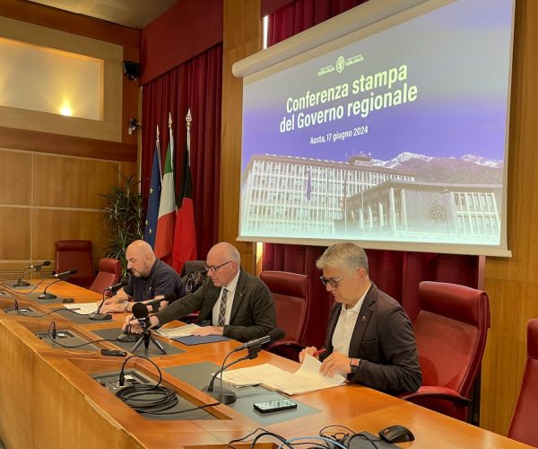 La conferenza stampa di Giunta. Da sx Marzi, Testolin e Bertschy