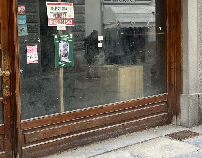 negozi chiusi, serrande abbassate