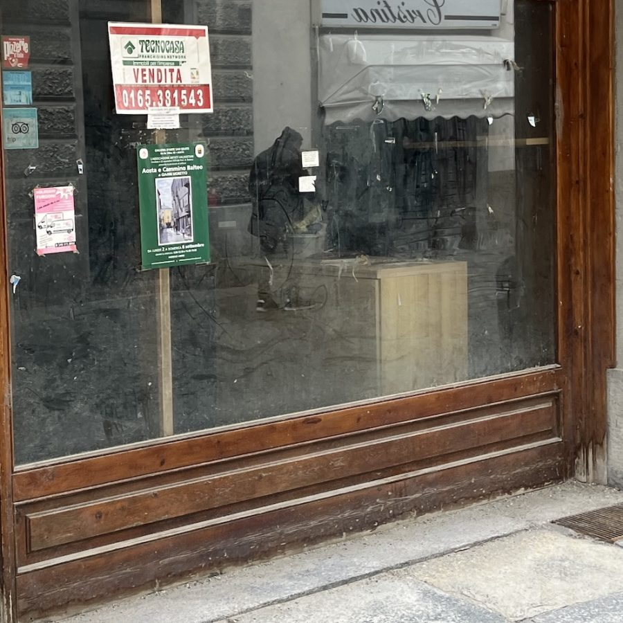 negozi chiusi, serrande abbassate