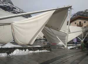 Crollo teloni di Piazza dell’Ange (Facebook)