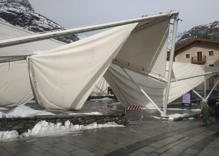 Crollo teloni di Piazza dell’Ange (Facebook)