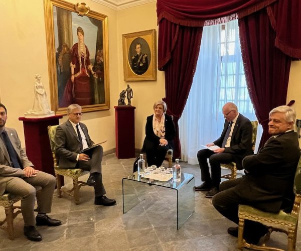 La ministra Maria Elvira calderone con la Giunta regionale della Valle d'Aosta