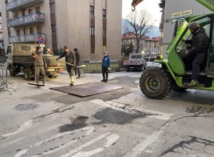 Operai al lavoro sulla buca apertasi in via Monte Vodice, ad Aosta