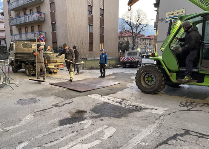 Operai al lavoro sulla buca apertasi in via Monte Vodice, ad Aosta