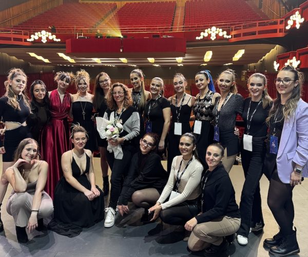 Mariangela Moraca sul palco di The look of the year con le ballerine valdostane