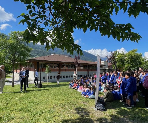 L'inaugurazione della nuova area verde alla scuola Ramires di Aosta, realizzata da Italgas