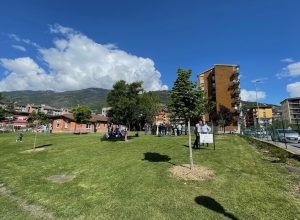 L'inaugurazione della nuova area verde alla scuola Ramires di Aosta, realizzata da Italgas