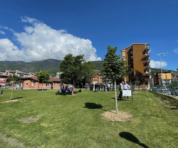 L'inaugurazione della nuova area verde alla scuola Ramires di Aosta, realizzata da Italgas