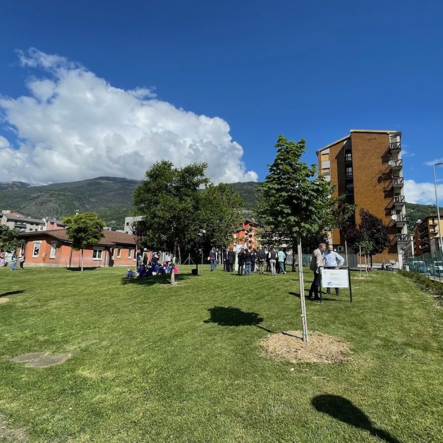 L'inaugurazione della nuova area verde alla scuola Ramires di Aosta, realizzata da Italgas