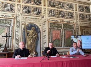 Da sx: il vicario generale don Fabio Brédy, il vescovo Franco Lovignana e Fabrizio Favre