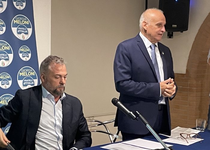 Il deputato Enzo Amich ed il presidente di Fratelli d'Italia Valle d'Aosta Alberto Zucchi alla presentazione delle liste per le Regionali