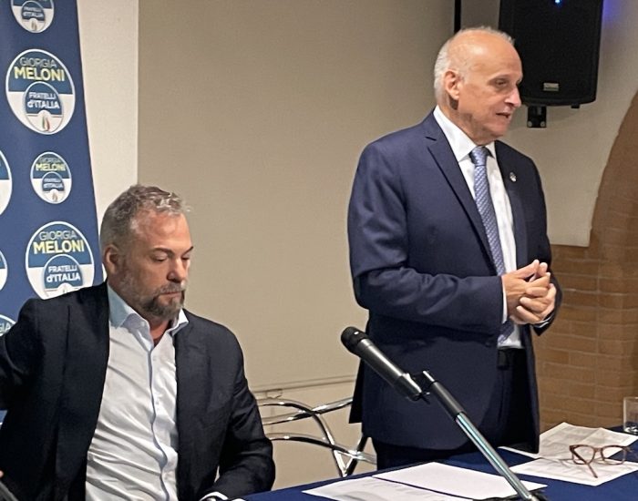 Il deputato Enzo Amich ed il presidente di Fratelli d'Italia Valle d'Aosta Alberto Zucchi alla presentazione delle liste per le Regionali