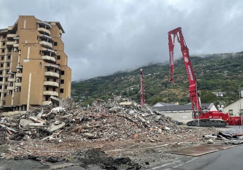 Il grattacielo basso di Aosta demolito