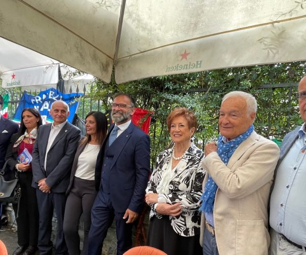 La coalizione di centrodestra. Al centro, i candidati Sonia Furci e Giovanni Girardini