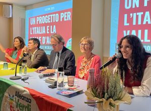 La serata di Avs ad Aosta. Da sx: Foletto, Fratoianni, Bonelli, Minelli e Canuto