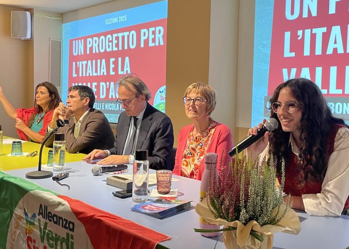 La serata di Avs ad Aosta. Da sx: Foletto, Fratoianni, Bonelli, Minelli e Canuto